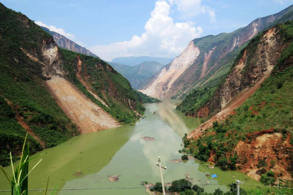 2014年8月3日云南魯?shù)榘l(fā)生6.5級地震，牛欄江紅石巖段左右岸山體崩塌，阻斷牛欄江干流，形成極高危險等級的大型堰塞湖.jpg